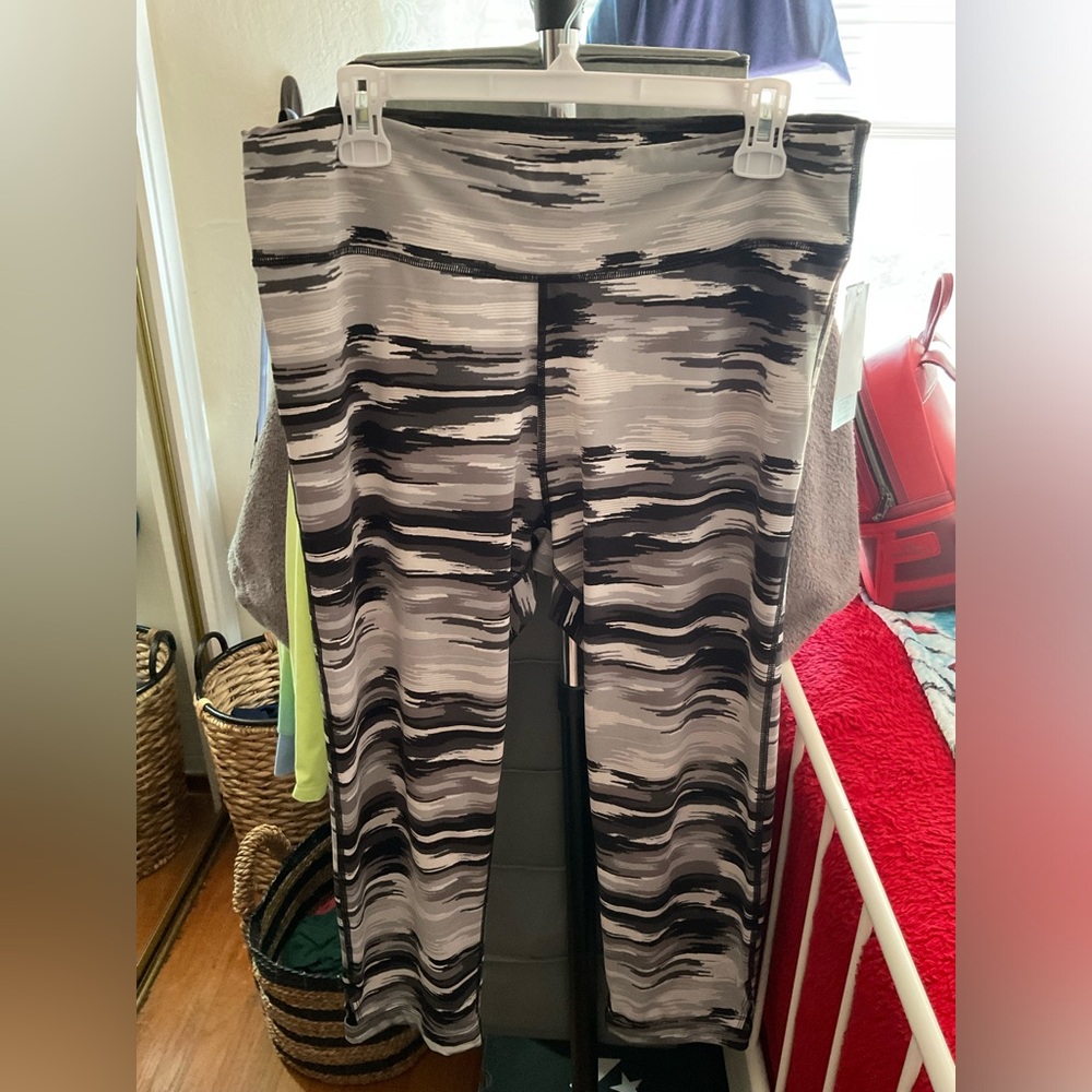 Discounted Shipping!  Aerie Black and Gray Patterned Capris